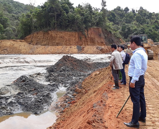 
Khắc phục vụ vỡ hồ chứa bùn thải tại Nghệ An vào ngày 9-3 Ảnh: đức ngọc
