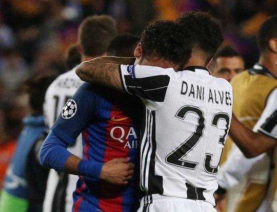 Dani Alves an ủi, động viên Neymar