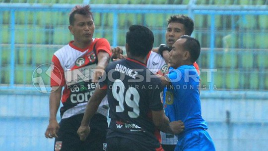 Indonesia: Cầu thủ đánh nhau như giang hồ hỗn chiến - Ảnh 1.