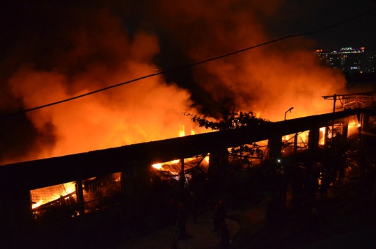 Công ty dệt may ở quận Tân Phú, TP HCM bốc cháy dữ dội - Ảnh 1.