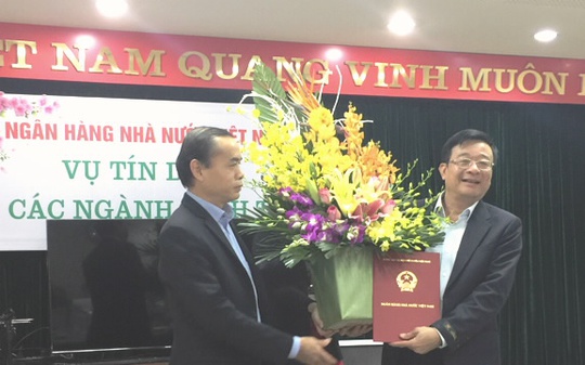 
Ông Nguyễn Quốc Hùng (bên phải) nhận quyết định bổ nhiệm giữ chức Vụ trưởng Vụ Tín dụng, NHNN
