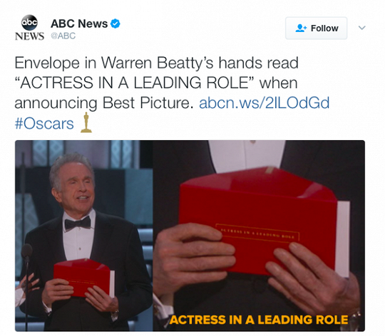Bì thư mà Warren Beatty cầm ban đầu có dòng chữ Nữ diễn viên chính xuất sắc