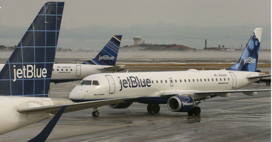 
Máy bay của JetBlue đậu tại sân bay Logan, Boston. Ảnh: AP.
