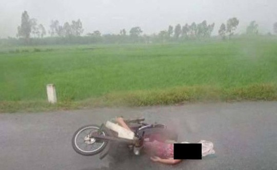 Chở con đến trường, mẹ bị sét đánh tử vong - Ảnh 1.