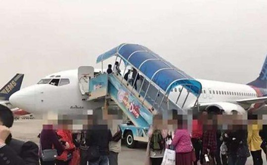 Chiếc máy bay gặp trục trặc tại sân bay Quảng Châu. Ảnh: The Star