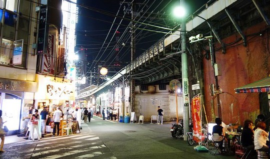 
Người phụ nữ bị ép buộc làm gái mại dâm tại khu Shimbashi, thủ đô Tokyo - Nhật Bản. Ảnh: photozou.jp
