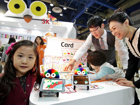 
Robot của SK Telecom mang lại sự thích thú cho trẻ em
