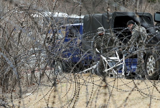 Hàng rào kẽm gai được dựng lên quanh sân golf, nơi hệ thống THAAD sẽ được triển khai Ảnh: Reuters
