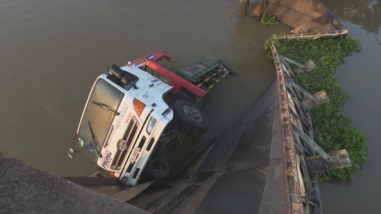 
Hiện trường xe tải ép cọc làm sập cầu, rơi xuống sông
