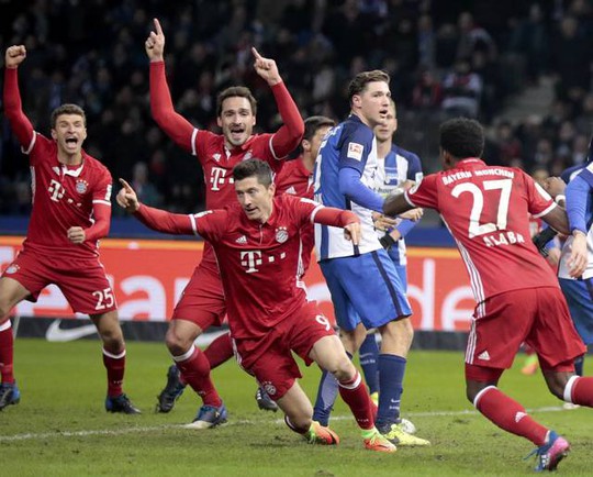 Lewandowski cứu Bayern Munich thoát thua trước Hertha Berlin