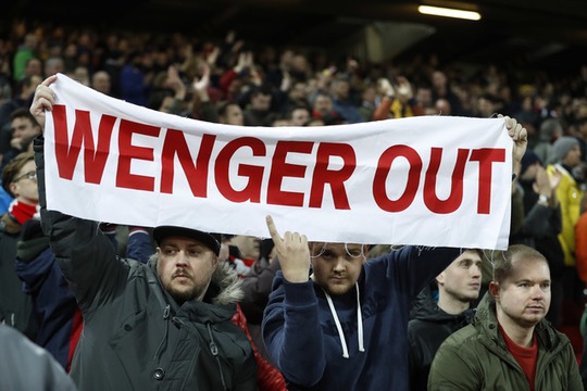 CĐV Arsenal thất vọng tột cùng, đòi sa thải liền Wenger
