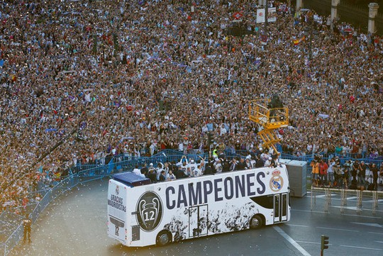 Ronaldo xuống tóc rước cúp cùng Real Madrid - Ảnh 3.