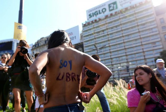 
Những người biểu tình đòi quyền được tắm nắng bán khỏa thân. Ảnh: Reuters
