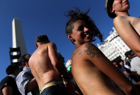 
Cuộc biểu tình diễn ra sau khi cảnh sát yêu cầu những phụ nữ ngực trần rời khỏi một bãi biển gần đó hồi tháng 1. Ảnh: Reuters
