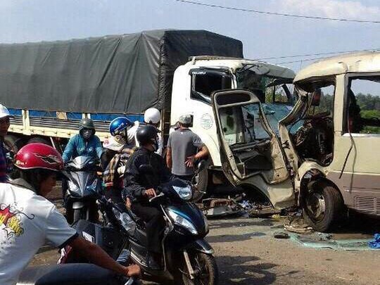 
Một vụ tai nạn giao thông nghiêm trọng xảy ra trong Tết Đinh Dậu - Ảnh: Trọng Đức
