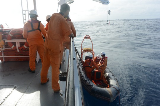 Tàu cá bị chìm, 7 ngư dân trôi dạt hơn 3 hải lý được cứu - Ảnh 1.