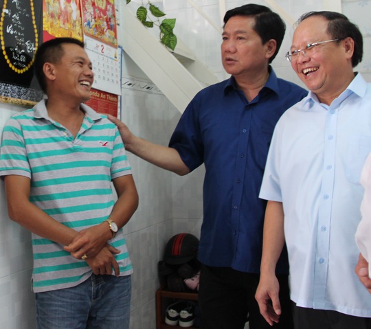 
Bí thư Thành ủy TP HCM Đinh La Thăng (thứ hai, từ phải sang) hỏi thăm công nhân mua nhà ở xã hội giá 100 triệu đồng ở tỉnh Bình Dương
