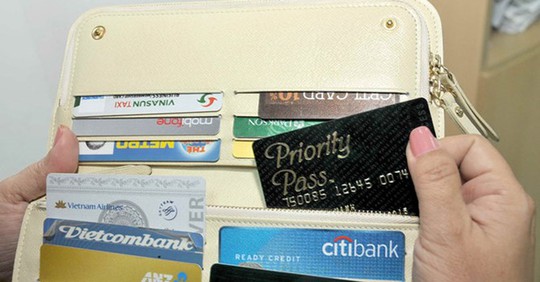 Cần tìm hiểu kỹ các loại phí trước khi mở thẻ tín dụng. ẢNH: GIA KHIÊM