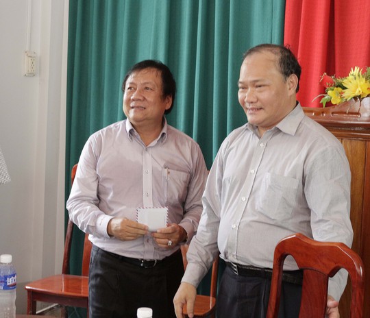 
Thứ trưởng Hoàng Văn Thắng (phải) tặng quà cho người dân vùng sạt lở ở Vàm Nao. Ảnh: LÂM LONG HỒ
