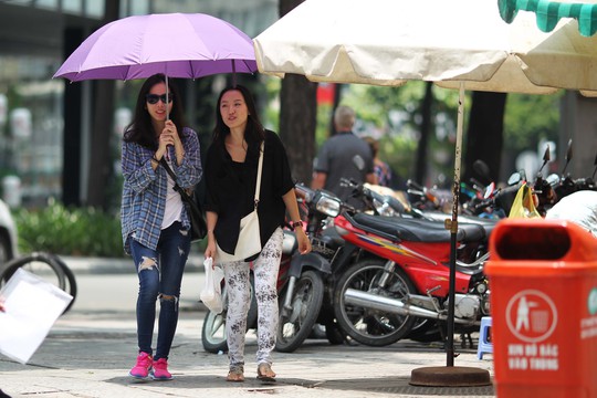 
Nhiều du khách khi đi dạo phải mang theo dù dưới cái nắng chói chang ...
