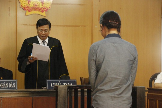 Nữ tiếp viên xinh đẹp tại tòa sơ thẩm
