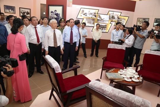 
Tổng Bí thư Nguyễn Phú Trọng cùng đoàn công tác của trung ương thăm Khu Lưu niệm Tổng Bí thư Lê Duẩn. ( Ảnh: Hà Phong)
