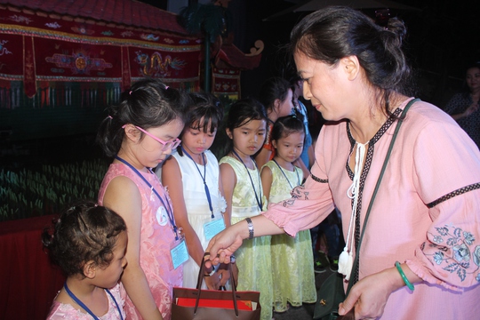 Trung thu ấm áp cho con CNVC-LĐ - Ảnh 1.
