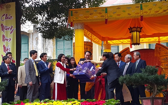 
Chủ tịch nước Trần Đại Quang dự lễ dâng hương khai Xuân tại Hoàng thành Thăng LongẢnh: TTXVN
