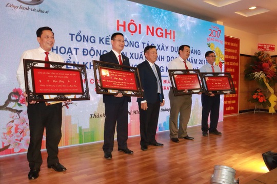 
Đảng ủy SAMCO khen thưởng các chi bộ Đảng đạt danh hiệu trong sạch vững mạnh Ảnh: KHÁNH AN
