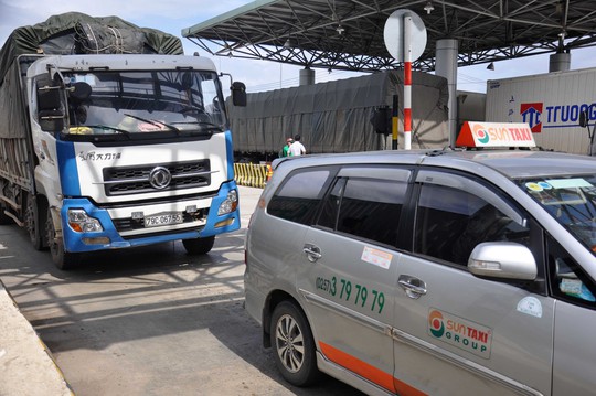Xe đưa tiền lẻ lại đại náo BOT Ninh An - Ảnh 2.