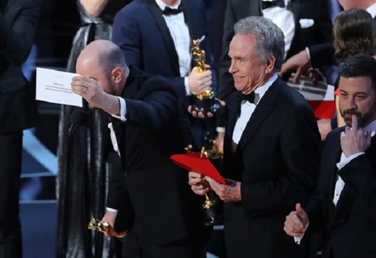 Ban tổ chức Oscar 89 cố tình chơi chiêu khi có đến 2 bì thư ghi tên hạng mục Nữ diễn viên xuất sắc nhất