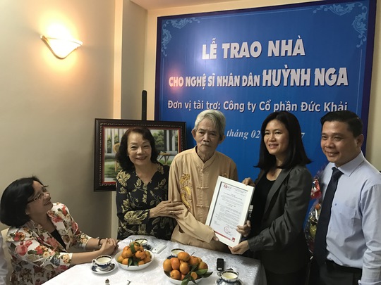 
Vợ chồng NSND Huỳnh Nga nhận quyết định tặng nhà từ đơn vị tài trợ
