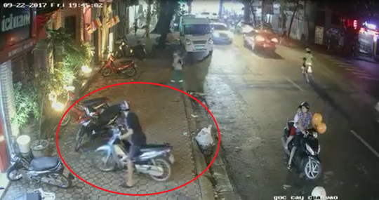 Bất ngờ với đôi nam nữ chở trẻ em trộm xe máy trên phố - Ảnh 1. Bất ngờ với đôi nam nữ chở trẻ em trộm xe máy trên phố - Ảnh 1.