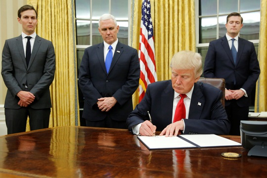 Tổng thống Mỹ Donald Trump ký các sắc lệnh hành pháp đầu tiên hôm 20-1Ảnh: Reuters
