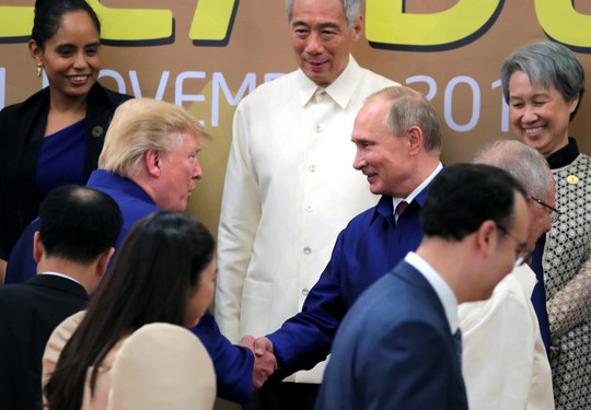 APEC 2017: Tổng thống Mỹ - Nga bắt tay vui vẻ - Ảnh 1.