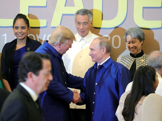 APEC 2017: Tổng thống Mỹ - Nga bắt tay vui vẻ - Ảnh 2.