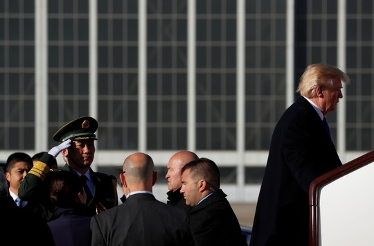 
Tổng thống Mỹ Donald Trump lên Không lực Một rời Trung Quốc đến Việt Nam hôm 10-11. Ảnh: Reuters
