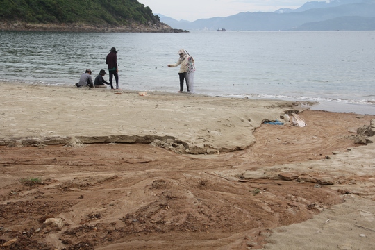 Công trình 40 móng biệt thự ở Sơn Trà đẩy bùn đất xuống biển - Ảnh 1.