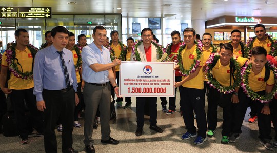 Trưởng đoàn Trần Anh Tú cùng tuyển futsal Việt Nam nhận thưởng từ VFF tại sân bay Nội Bài (Hà Nội) sau khi trở về từ World Cup 2016 vào cuối tháng 9 Ảnh: Hải Anh