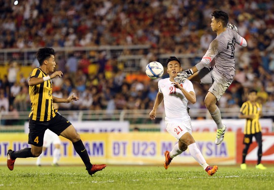 
Hàng phòng ngự U23 Malaysia vất vã trước các cầu thủ chủ nhà
