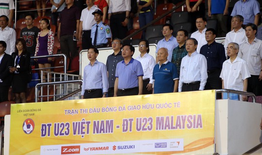 
Bí thư Thành uỷ TP HCM Đinh La Thăng cùng các lãnh đạo TP HCM và bóng đá Việt Nam dự khán trận đấu
