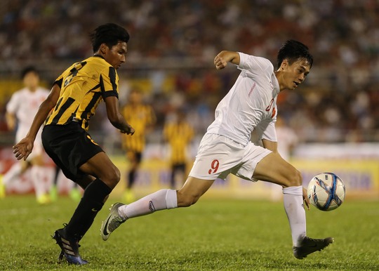 
Văn Toàn giúp Việt Nam có được bàn thắng thứ 2 ở cuối hiệp 1
