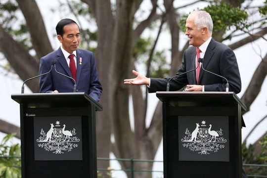 
Thủ tướng Úc Malcolm Turnbull (phải) và Tổng thống Indonesia Joko Widodo tại cuộc họp báo ở TP Sydney hôm 26-2. Ảnh: EPA

