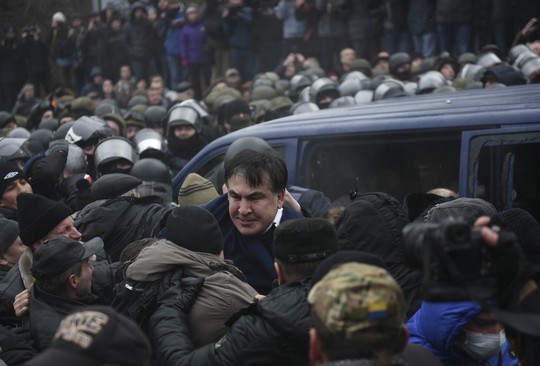 
Ông Saakashvili chật vật thoát ra khỏi xe cảnh sát
