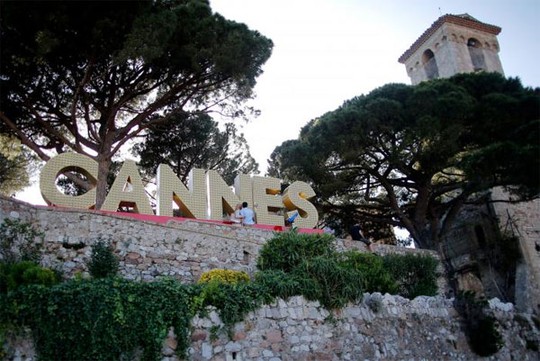 LHP Cannes: Chống khủng bố bằng 400 chậu hoa khủng - Ảnh 1.