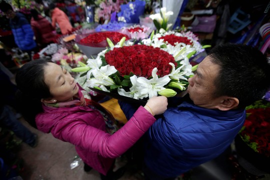 Không khí Valentine tràn ngập trong chợ hoa ở Bắc Kinh hôm 13-2 Ảnh: REUTERS