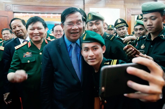 
Cuối cuộc gặp mặt, các binh lính, sĩ quan Campuchia đang học tập tại Việt Nam tranh thủ ghi lại khoảng khắc cùng vị lãnh đạo của nước mình
