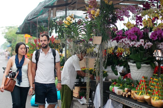 Khách hàng ở chợ hoa, có nhiều người là du khách nước ngoài