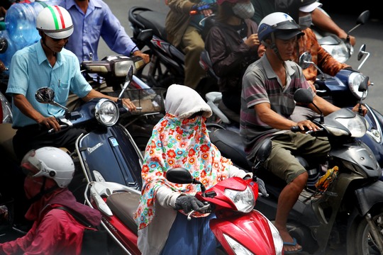 
Nắng nóng tiếp tục kéo dài ở TP HCM khiến người dân khổ sở mỗi khi ra đường

