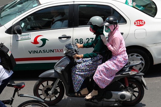 
Hầu hết mọi người khi ra đường đều bịt kín để chống nắng nóng.
